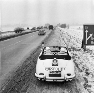 125640 Afbeelding van een Porsche van de Rijkspolitie op de Rijksweg 2 ten westen van Utrecht.